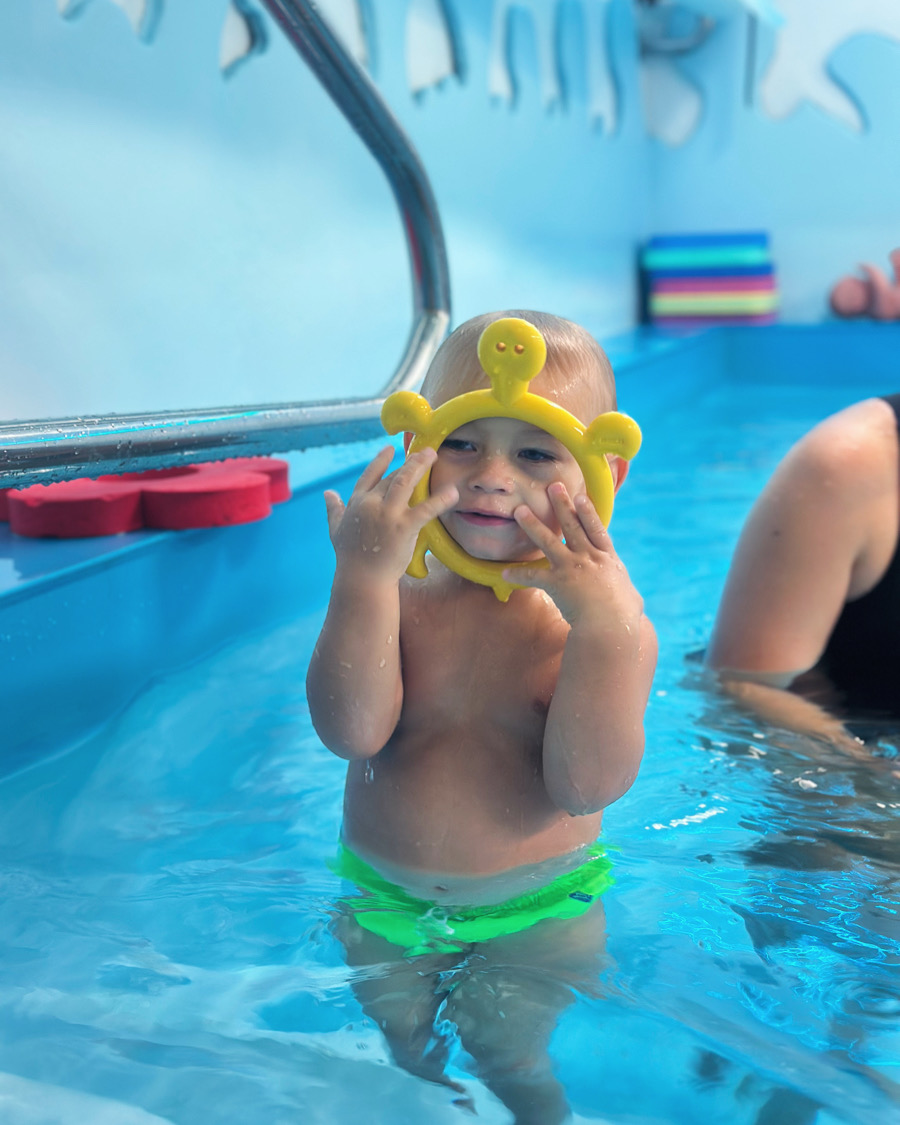 Bábätko pláva s rodičom v bazéne